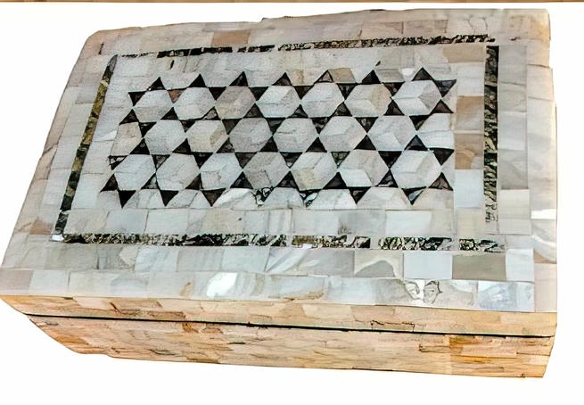 -Luxury 14cm White Shell Box Assorted Designs
